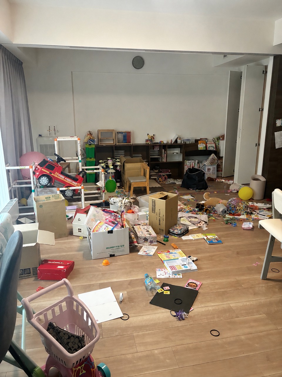 整理収納サポート前の散らかったリビング