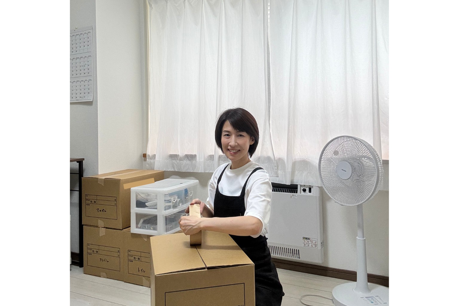 引っ越しの荷造り作業をしている様子