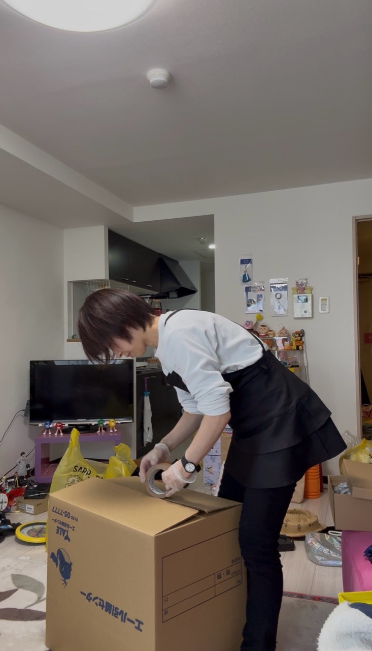 引っ越しの荷造り作業をしている様子